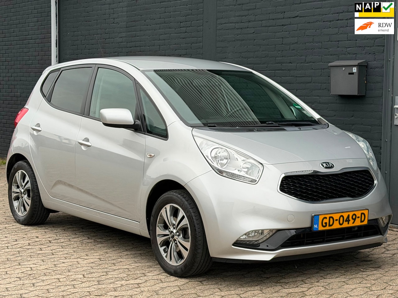 Kia Venga - 1.4 CVVT First Edition NAVI CAMERA PDC TREKHAAK LEER - AutoWereld.nl