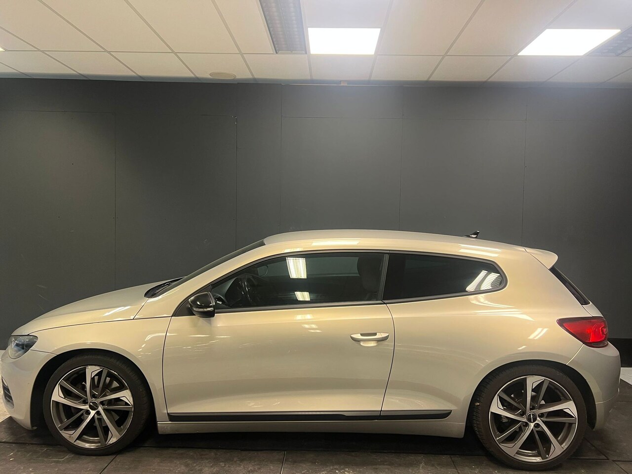 Volkswagen Scirocco - 1.4 TSI CARPLAY 6Bak LM Velgen Sportieve uitvoering - AutoWereld.nl