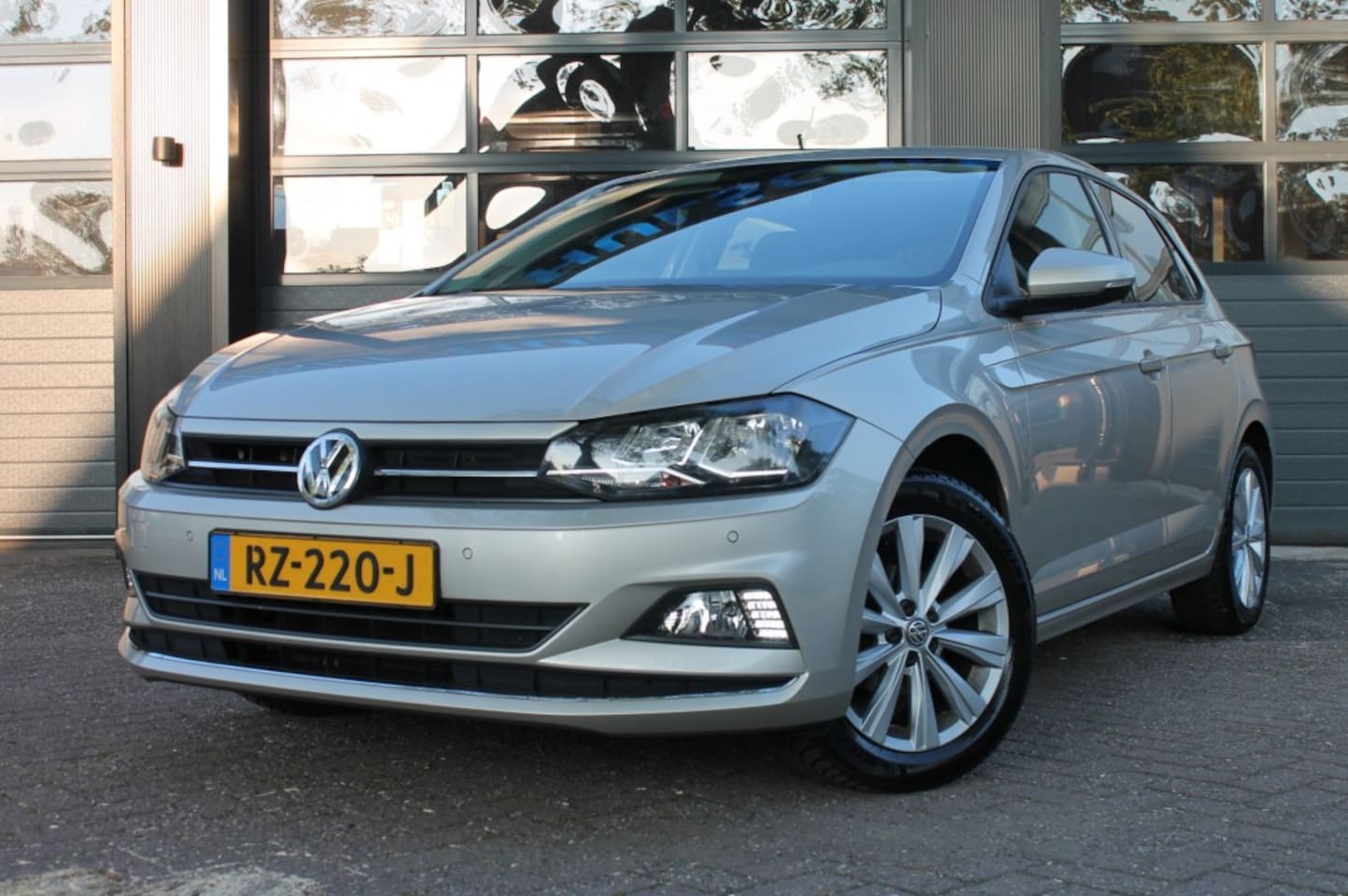 Volkswagen Polo - 1.0 TSI HIGHLINE Camera / parkeer sensoren v en a / cruise control **Nl-Auto** - AutoWereld.nl
