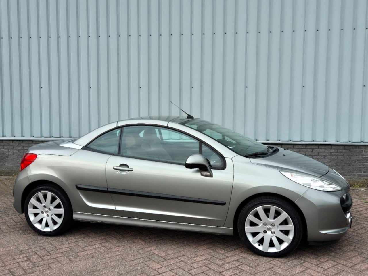 Peugeot 207 - 1.6 VTI Cabrio 90.000 km NAP NL Auto Automaat - AutoWereld.nl
