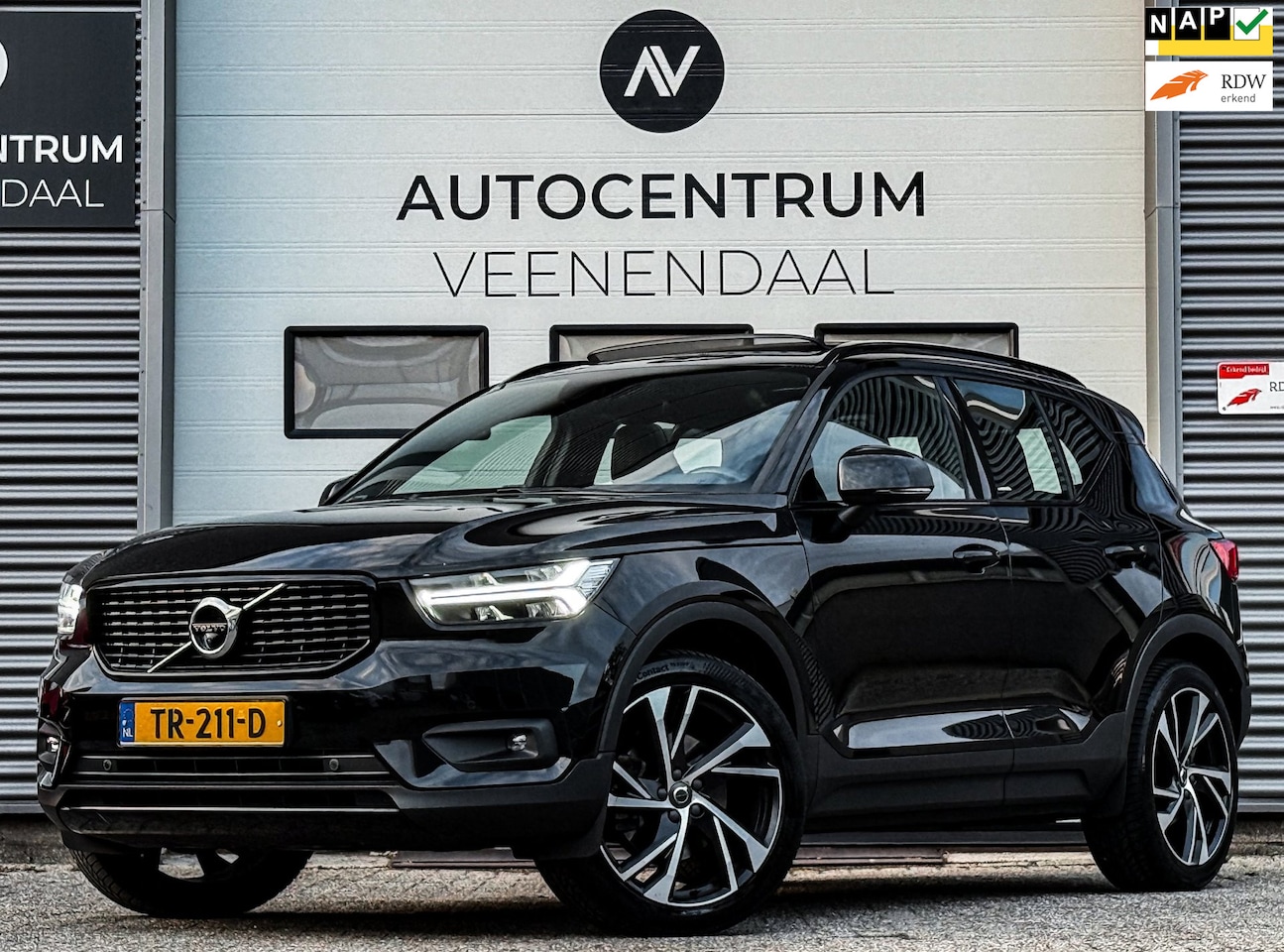 Volvo XC40 - 2.0 T4 AWD R-Design 1E EIG PANO/TREKHAAK/CAMERA/BLIS/MEMORY - AutoWereld.nl