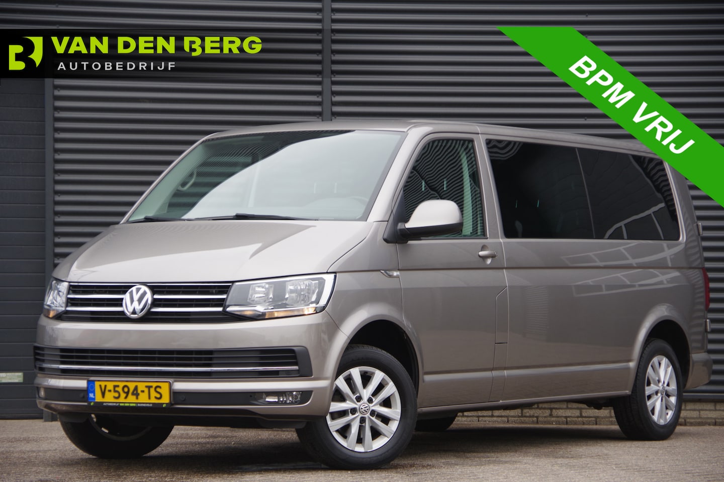 Volkswagen Transporter - 2.0 TDI L2H1 DC-5P, 150PK AUT. NAP! TREKHAAK, CARPLAY, NAVI, CRUISE, LEDER STUUR, PARKEERS - AutoWereld.nl