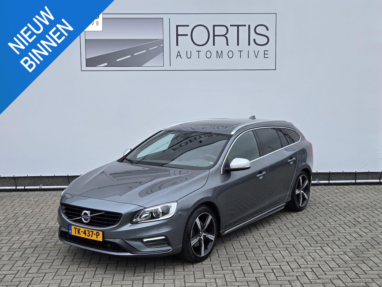 Volvo V60 - 2.0 T4 Business Sport R design NL-AUTO | PANODAK | LEDER | CAMERA | TREKHAAK - AutoWereld.nl