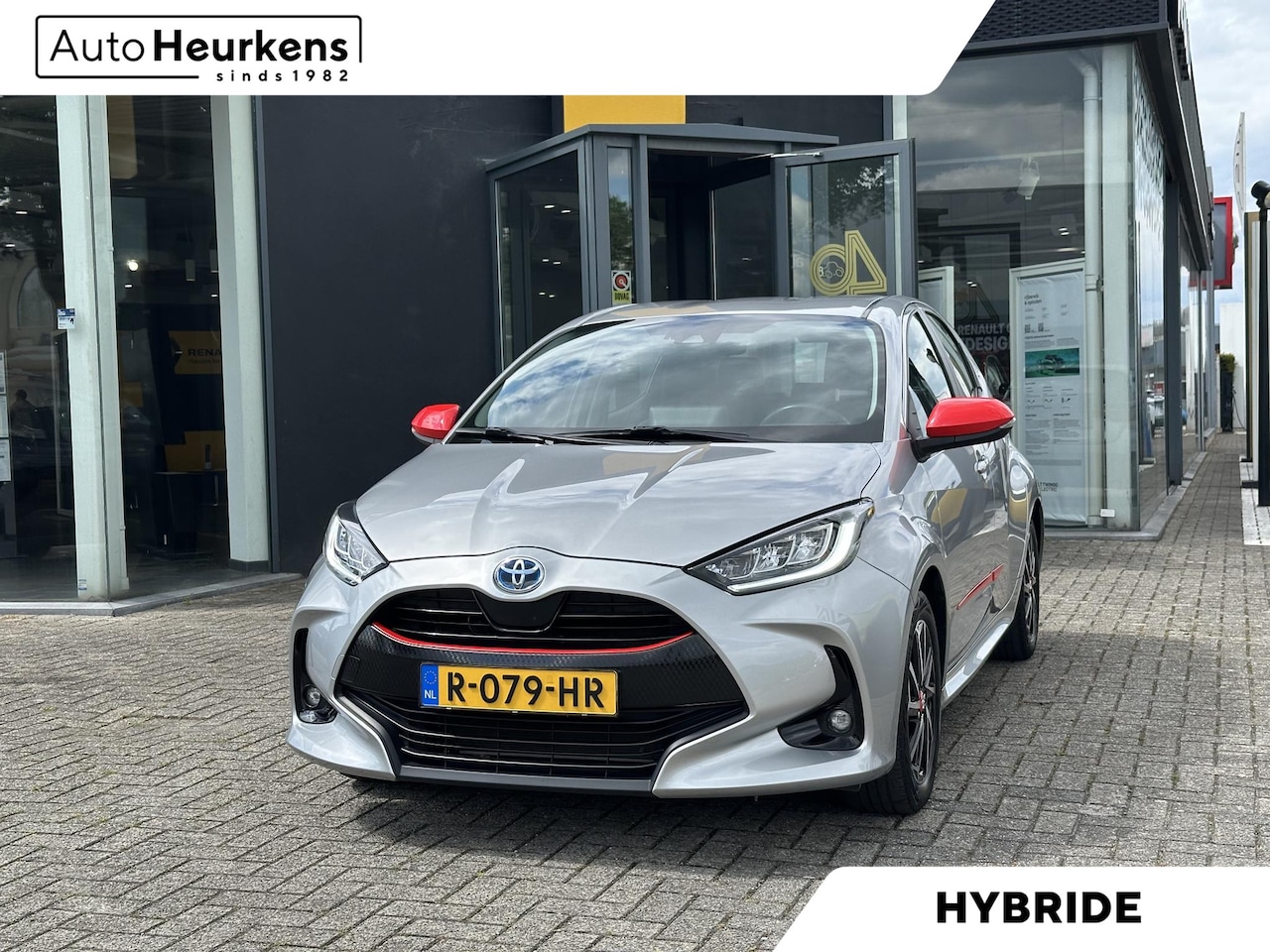 Toyota Yaris - 1.5 hybride Dynamic l Coral Red Pack l Origineel NL l 1e-eigenaar l Fabrieksgarantie t/m 2 - AutoWereld.nl