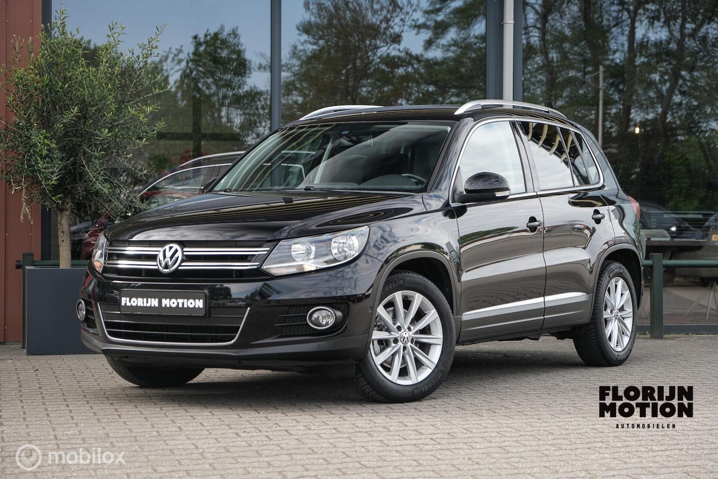 Volkswagen Tiguan - 1.4 TSI Sport&Style | Vol lederen interieur | Trekhaak | schermen in. hoofdsteunen | lage - AutoWereld.nl
