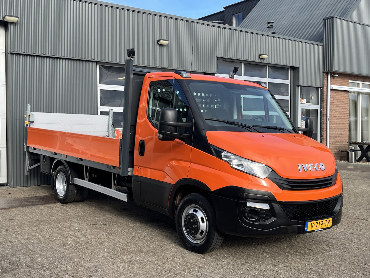 Iveco Daily - 35C14 2.3 375 Laadklep 500kg Trekhaak 3500kg trekgewicht Airco 2-Persoons Open laadbak Pic - AutoWereld.nl