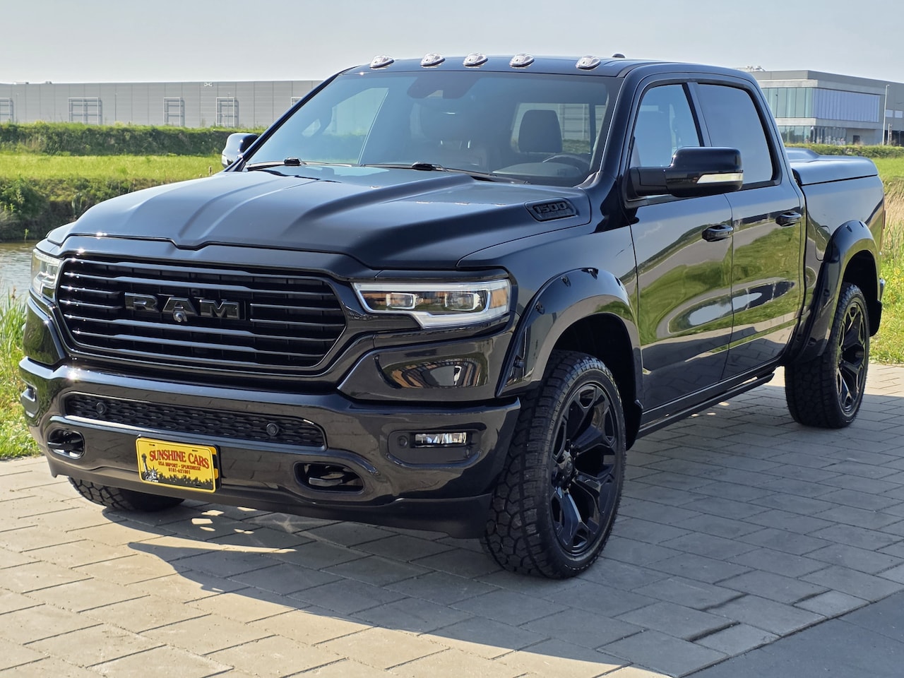 Dodge Ram 1500 - LONGHORN NIGHT EDITION 4X4 CREW CAB. 5,7LTR V8 AUT. MARGE!!! - AutoWereld.nl