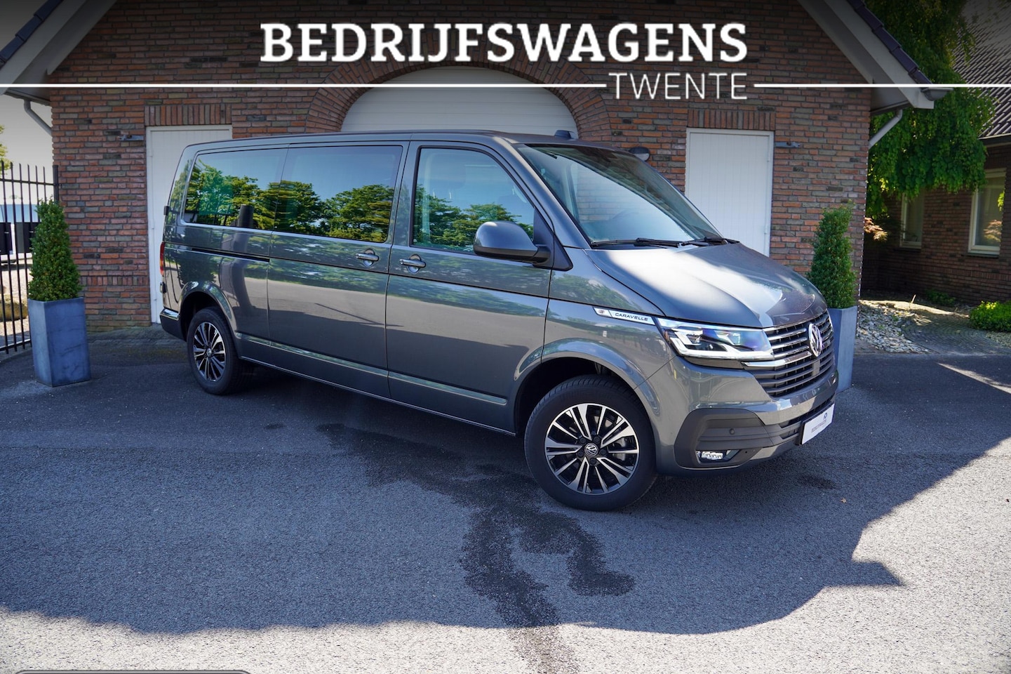Volkswagen Transporter Caravelle - 2.0 TDI L2H1 150 PK DUB/CAB Caravelle T6.1 150 PK DSG DUB/CAB - AutoWereld.nl