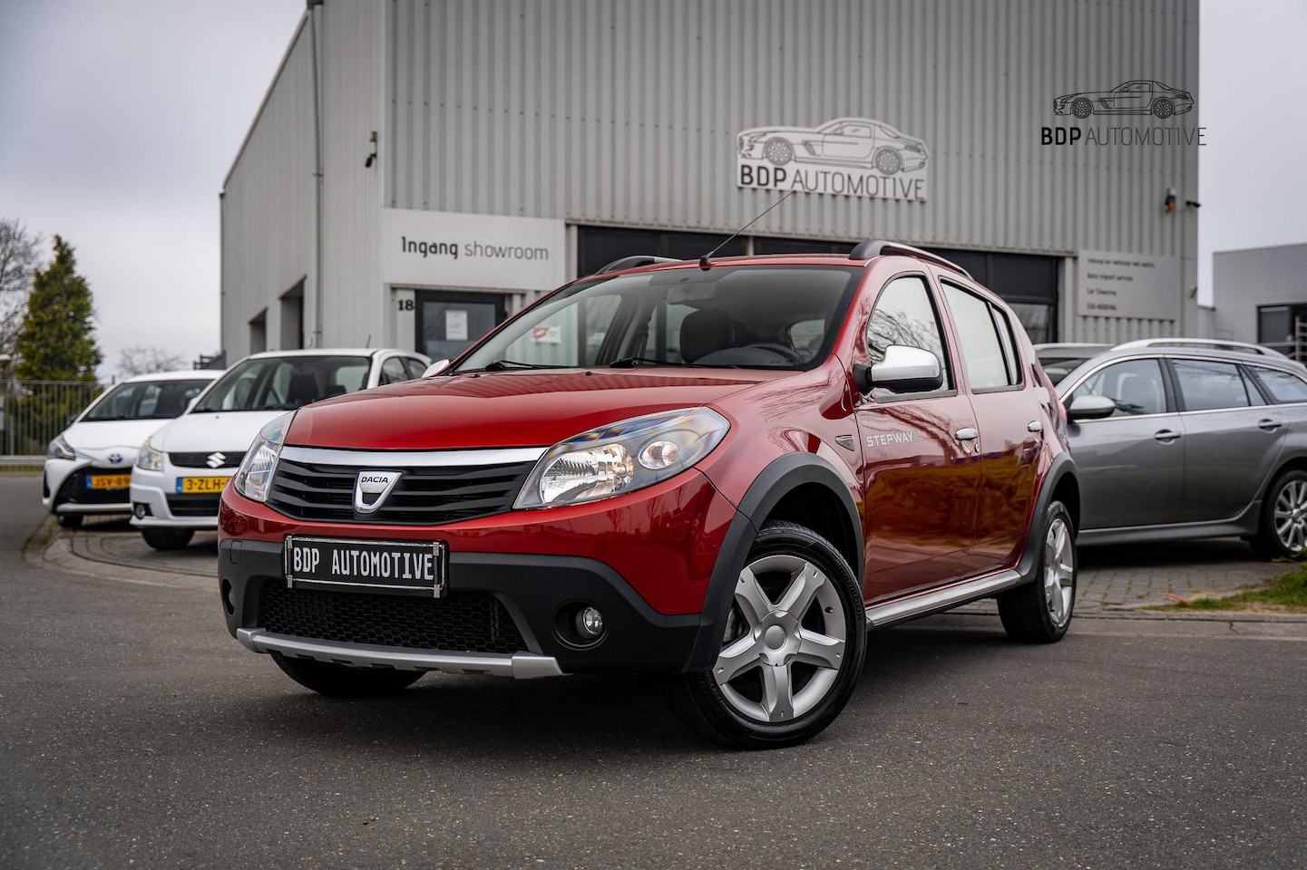 Dacia Sandero Stepway - 1.6 ✅Lage km stand | Leer | Trekhaak | Airco - AutoWereld.nl