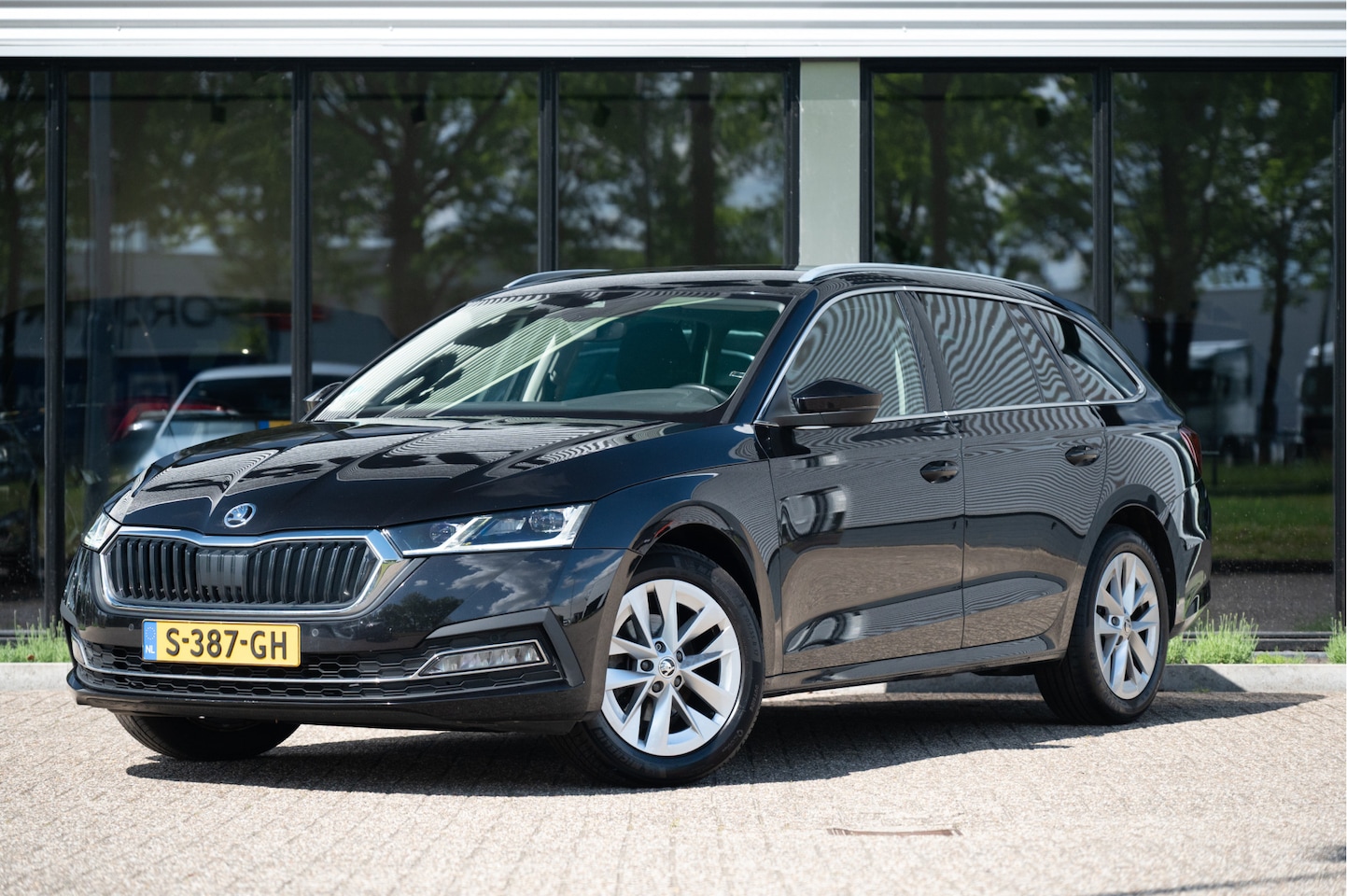 Skoda Octavia Combi - 2.0 TDI 150pk Style DSG | Elek. Trekhaak | Navi | Camera | ACC | Apple CarPlay - AutoWereld.nl