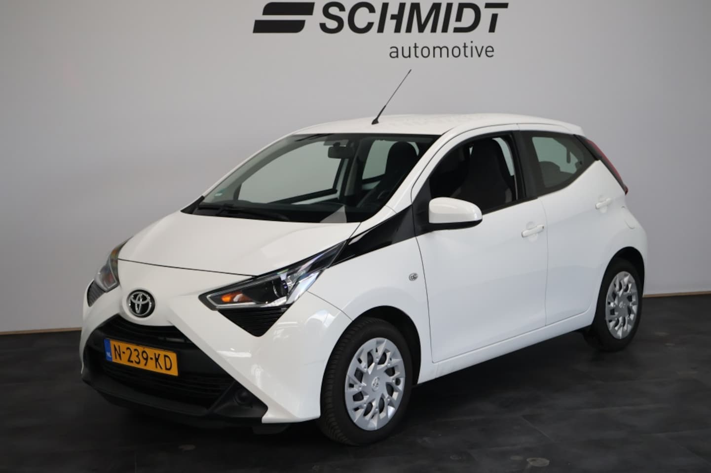 Toyota Aygo - 1.0 VVT-i x-play | Airco | Carplay | Camera - AutoWereld.nl