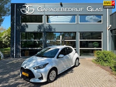 Toyota Yaris - 1.5 Hybrid Active platinum pearl white