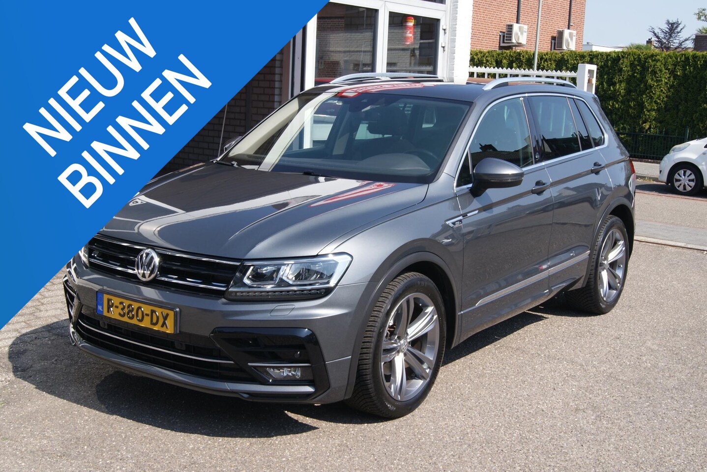 Volkswagen Tiguan - 1.4 TSI ACT Comfortline Business R Navi,Cruise,Trekhaak,Pdc,Pano,RIJKLAARPRIJ!! - AutoWereld.nl