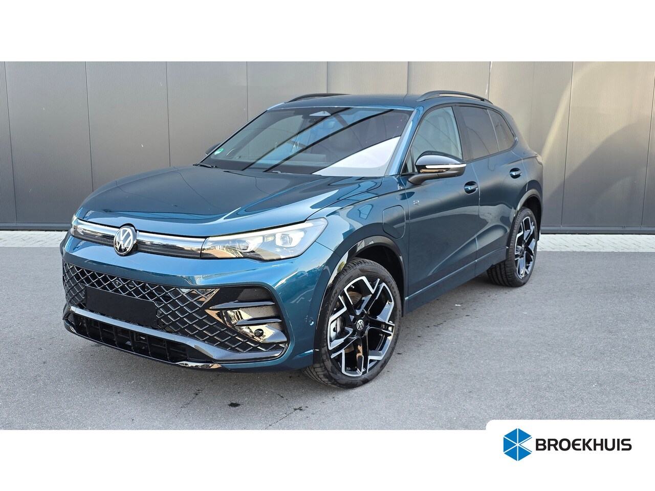 Volkswagen Tiguan - 1.5 eHybrid 272pk R-Line Edition | Panoramadak | Trekhaak | 360 Camera | Leder | Stoelverw - AutoWereld.nl