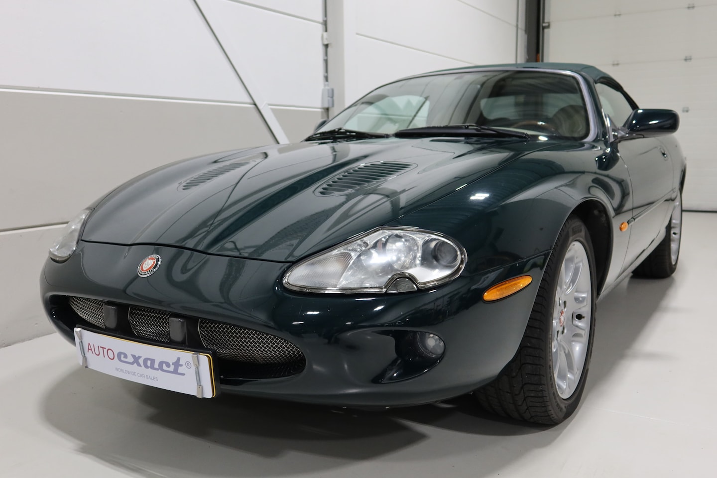 Jaguar XKR - 4.0 V8 Convertible I Perfect service history I British racing green I org NL - AutoWereld.nl