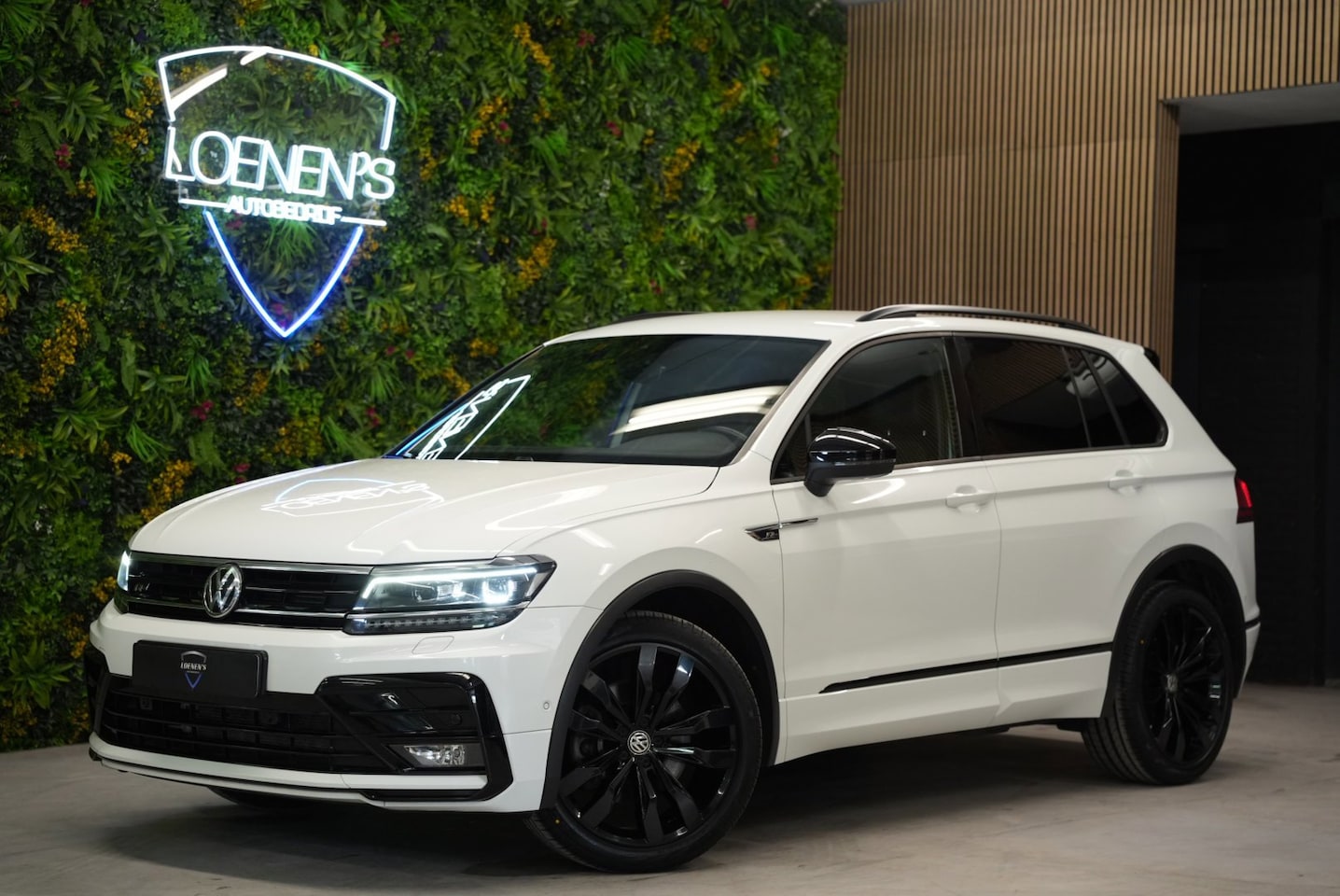 Volkswagen Tiguan - 2.0 TSI 4Motion 3x R-Line / Trekhaak / Camera / CarPlay / 20 inch - AutoWereld.nl