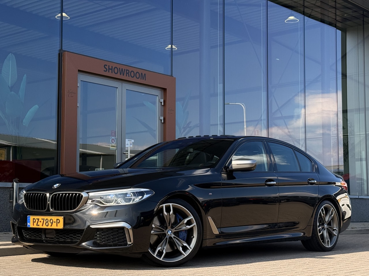BMW 5-serie - M550i xDrive High Executive | 4WS | Soft-Close | Pano | B&W | Massage | Memory | Rear Ente - AutoWereld.nl