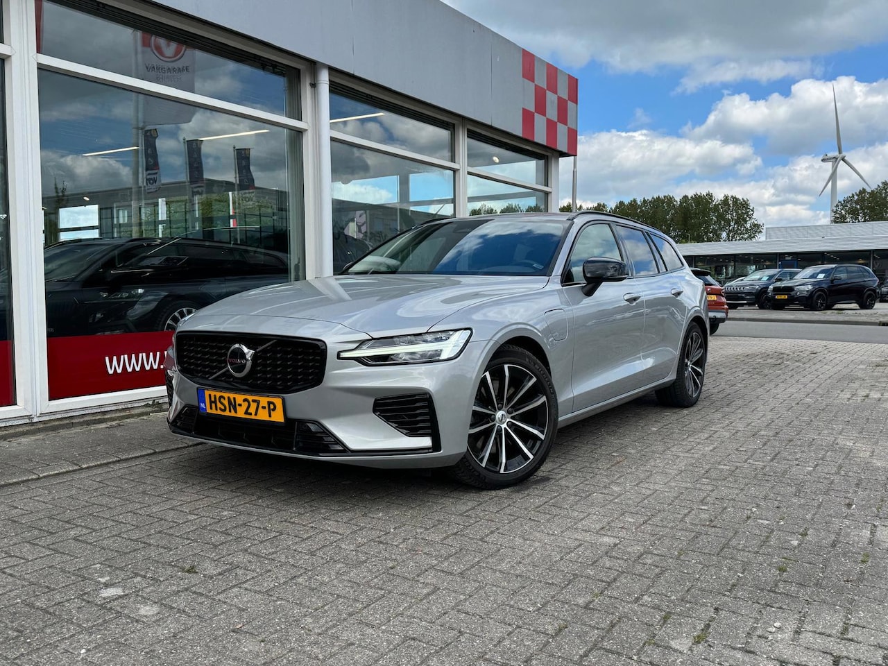 Volvo V60 - 2.0 T6 Plug-in hybrid AWD Plus Dark|Digitaldash|Grote batterij|350 pk| - AutoWereld.nl