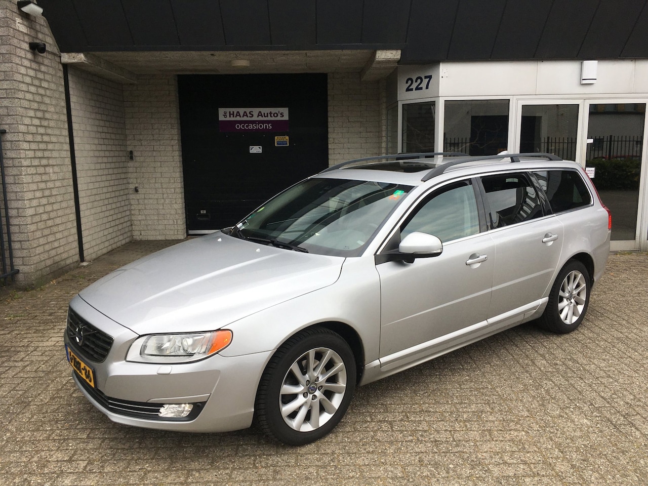 Volvo V70 - 2.0 D4 Summum / VOL OPTIES / DEALER OH / LEDER / DAK / EXPORT / TREKHAAK - AutoWereld.nl