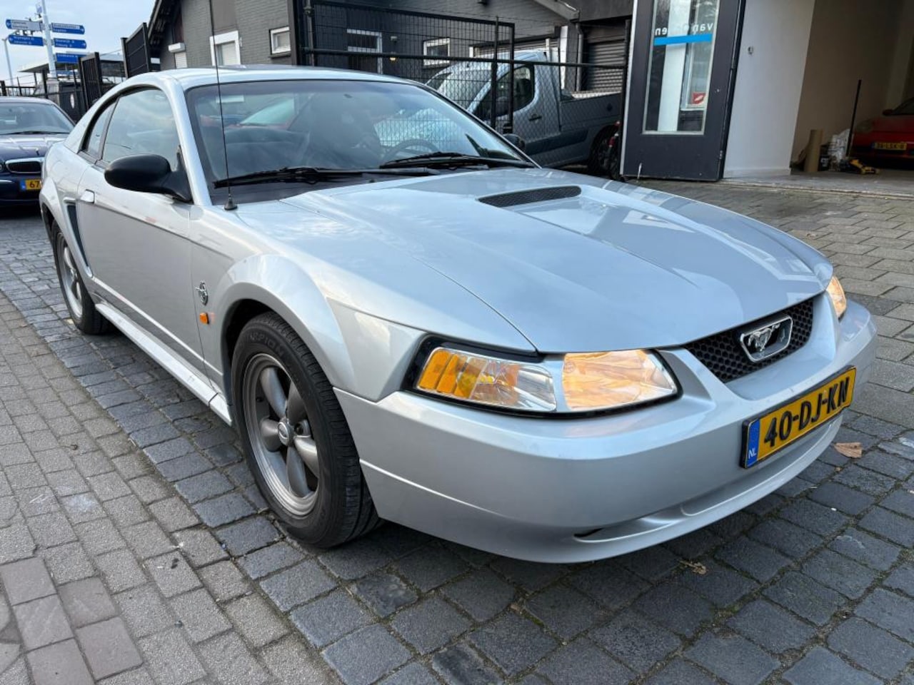 FORD MUSTANG