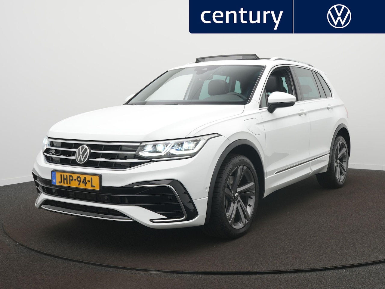 Volkswagen Tiguan - 1.4 TSI eHybrid R-Line Business+ Automaat - Panoramisch schuif- kanteldak - Trekhaak - Nav - AutoWereld.nl