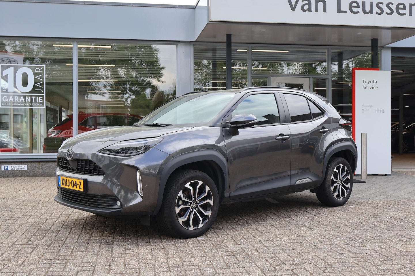 Toyota Yaris Cross - 1.5 HYBRID 115 STOEL-STUUR-RUITENWISSER. VERW. KEYLESS DRAADLOZE TEL. LADER LED KOPLAMPEN - AutoWereld.nl