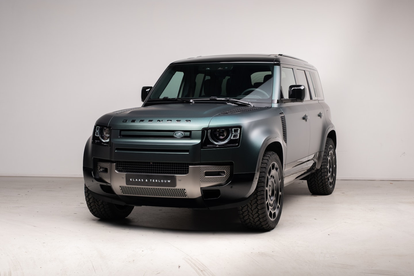 Land Rover Defender 110 - 2.0 P300e 110 X-Dynamic SE | HNP € 112.067,- | 6-Zits | Elec Trekhaak | Mat Groene wrap | - AutoWereld.nl