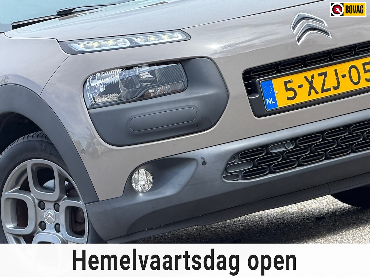 Citroën C4 Cactus - 1.2 e-VTi Shine Automaat - Olive Brown/Habana - Panorama/Cruise/Navigatie/Camera - AutoWereld.nl