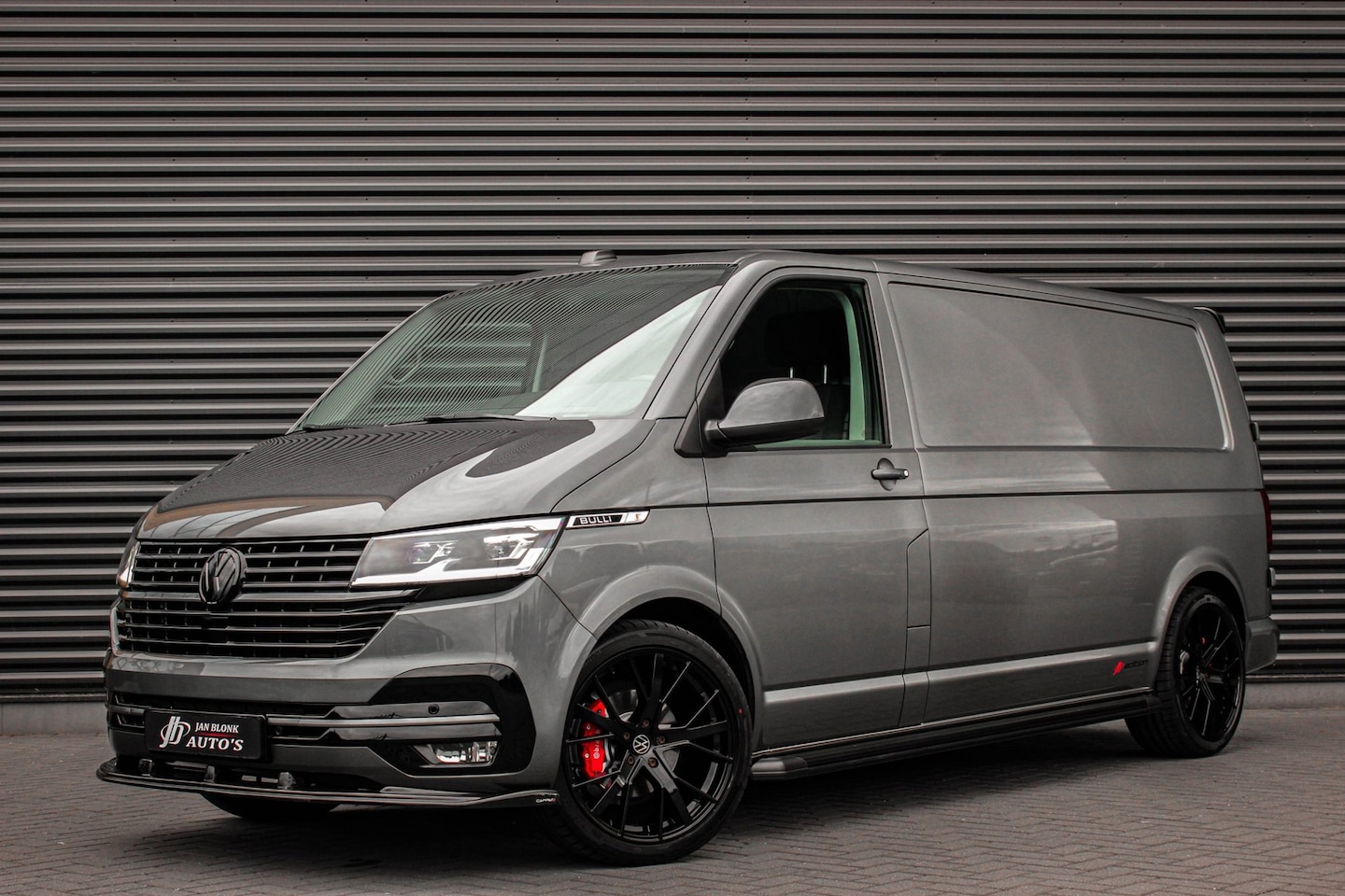 Volkswagen Transporter - 2.0 TDI L2H1 150PK JB- EDITION DSG / PDC / VERLAGINGSVEREN / LEDEREN BEKLEDING / FULL / AP - AutoWereld.nl