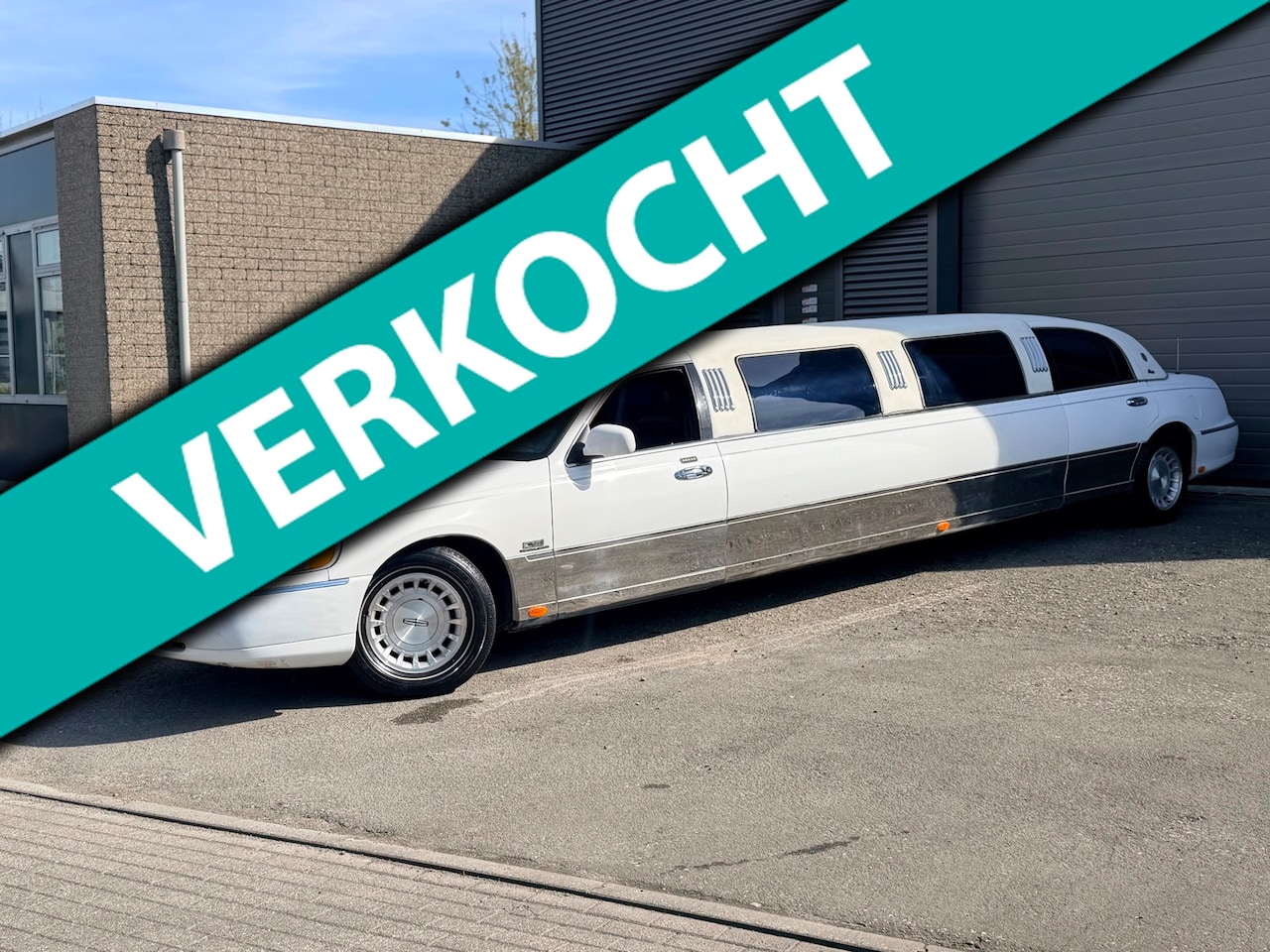 LINCOLN TOWN CAR