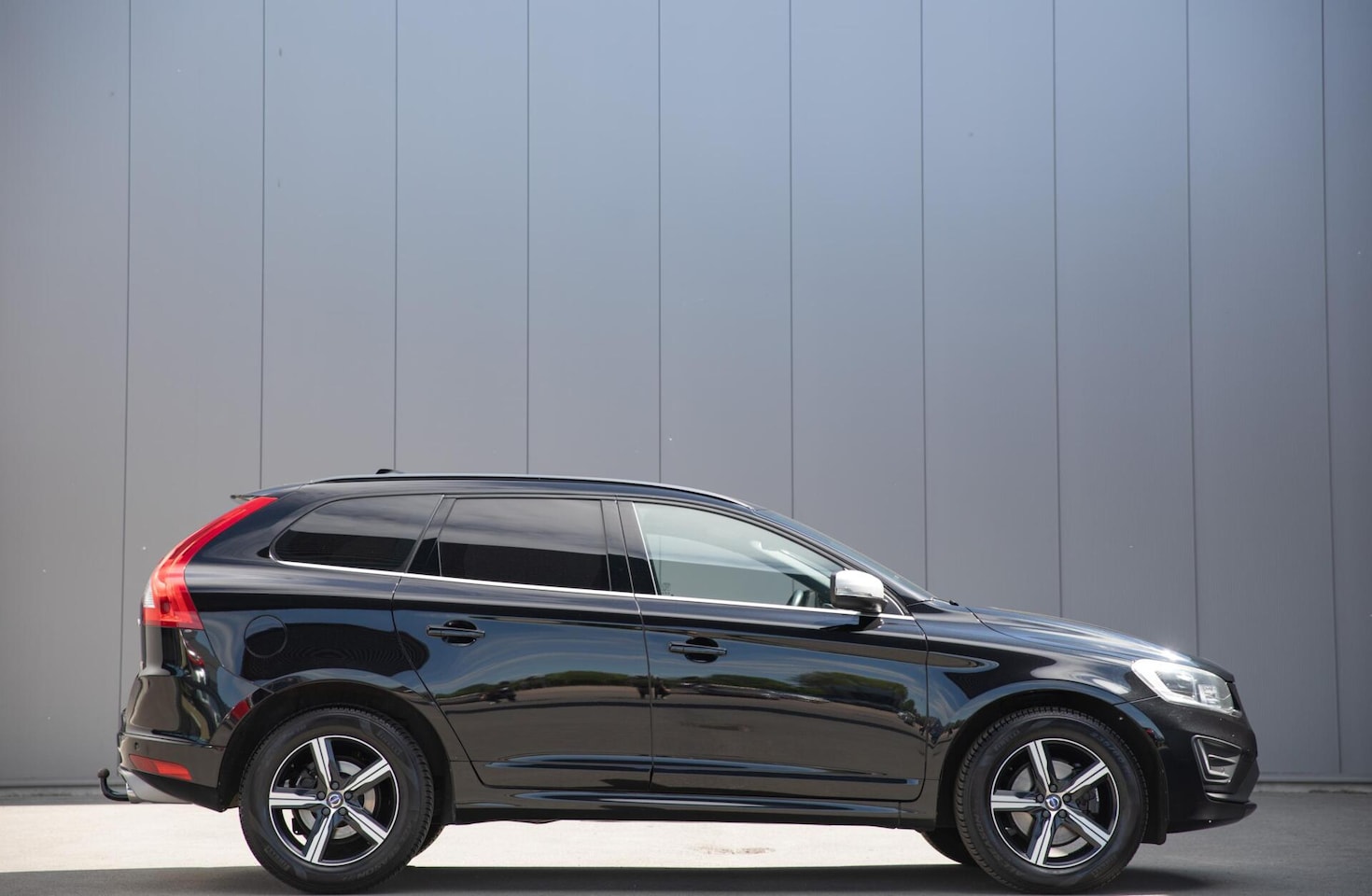 Volvo XC60 - 2.0 D4 FWD R-Design Trekhaak|Xenon|Adaptive|Blis - AutoWereld.nl