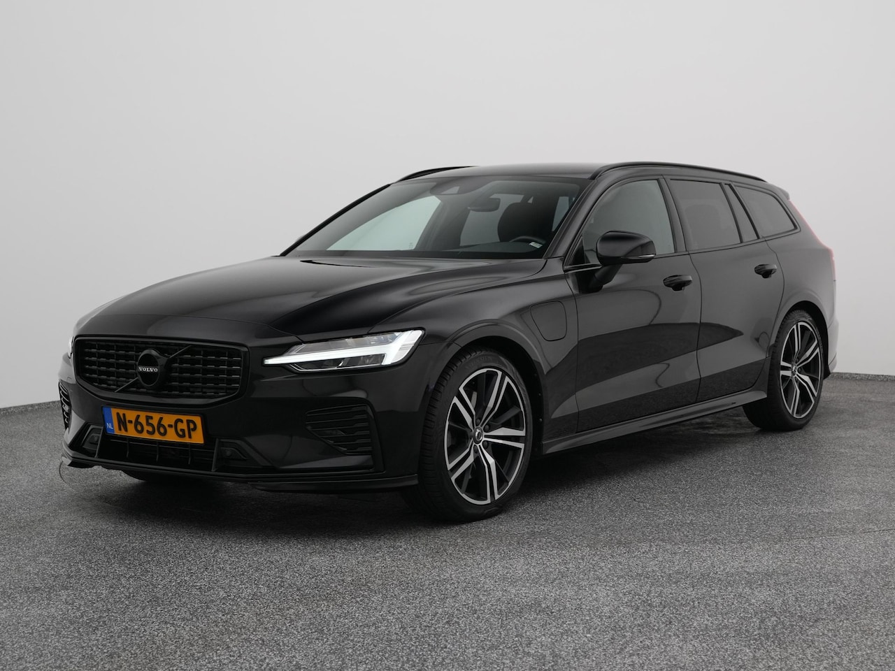 Volvo V60 - 2.0 T6 Recharge AWD R-Design | CAMERA | KEYLESS | STOEL- EN STUURVERW. | TREKHAAK - AutoWereld.nl