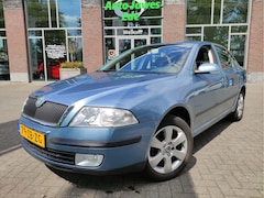 Skoda Octavia - 1.6 Ambiente Trekhaak - Climatronic - Parkeersensoren - LMV