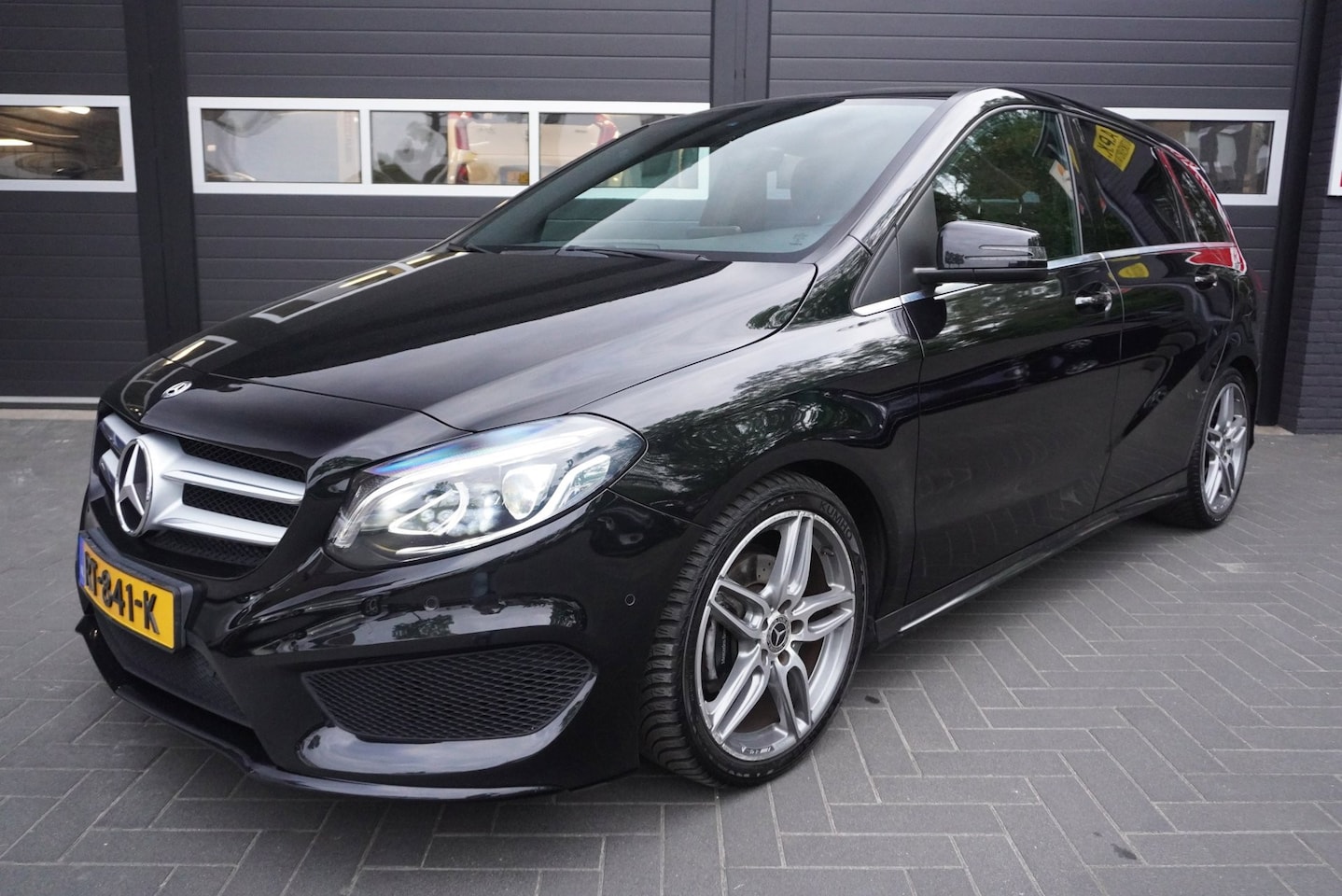 Mercedes-Benz B-klasse - 180 Business Solution AMG Aut/Navi/Camera/Park.sensoren - AutoWereld.nl