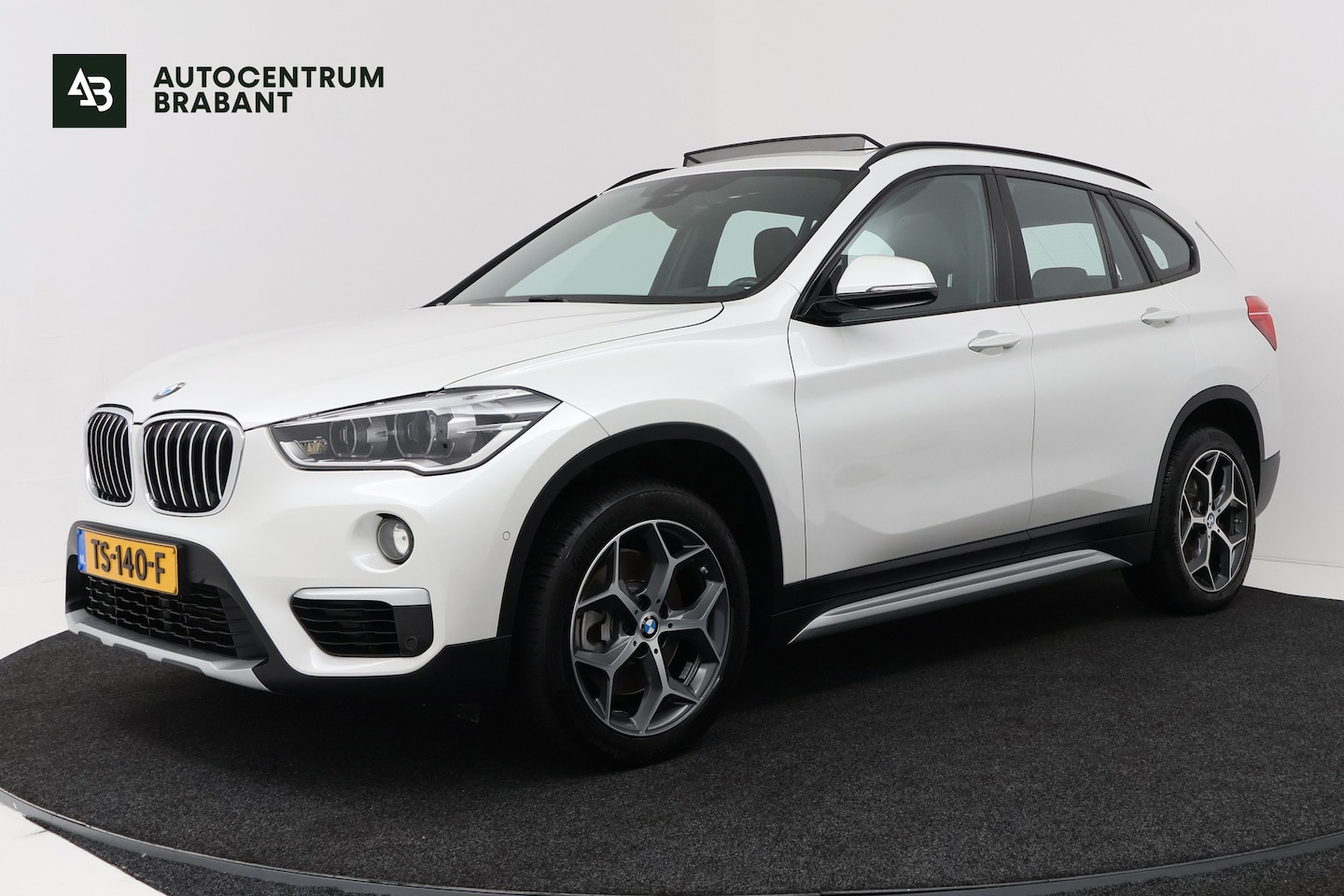 BMW X1 - SDrive20i Orange Edition II (PANORAMADAK, STOELVERWARMING, CRUISE CONTROL, HUD-DISPLAY, DE - AutoWereld.nl