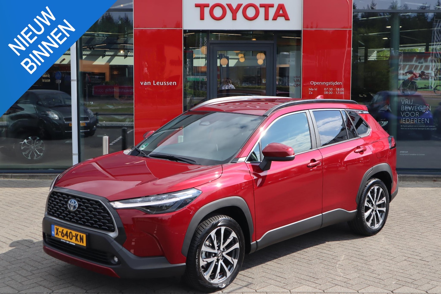 Toyota Corolla Cross - 2.0 HYBRID FIRST-EDITION EL-ACHTERKLEP STOELVERW. HALF-LEDER BLIND-SPOT PARK-SENSOREN 18"L - AutoWereld.nl