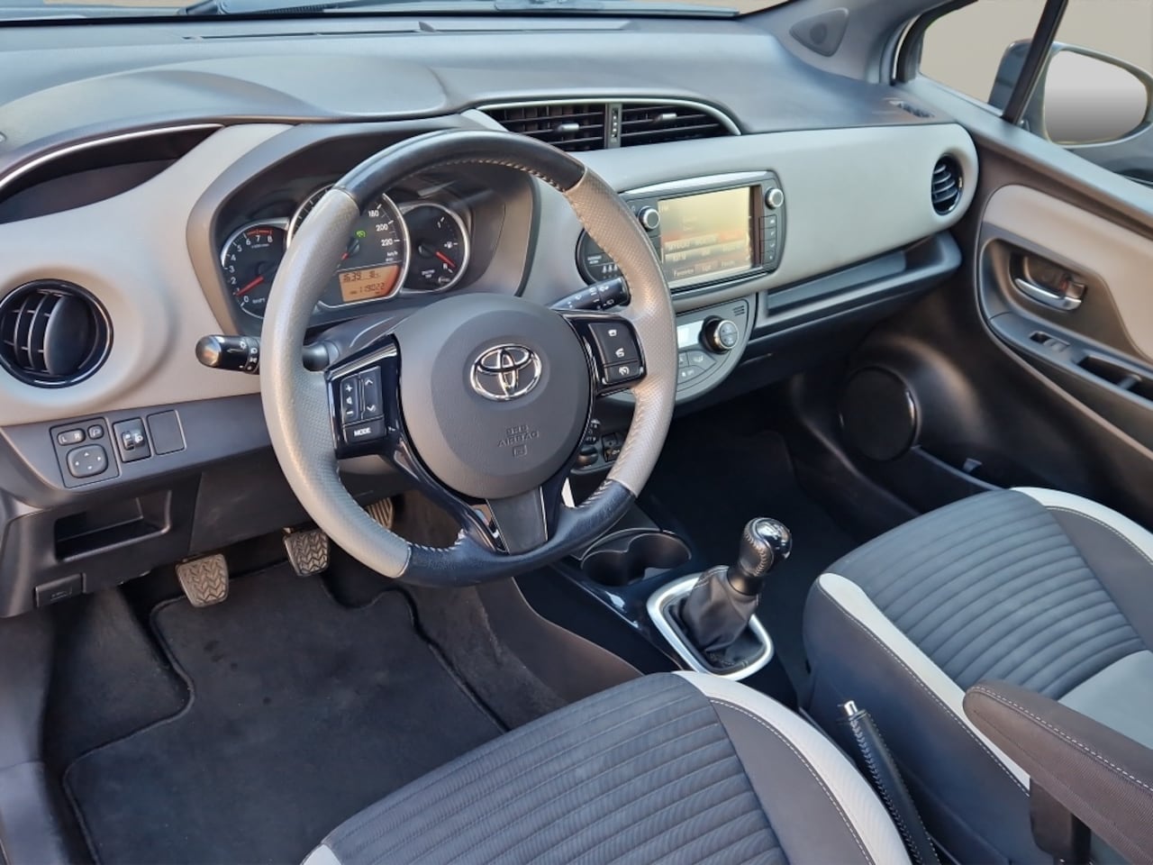 Toyota Yaris - 1.0 VVT-i Bi-Tone Navi - Camera - Clima - AutoWereld.nl