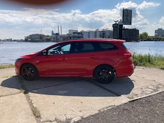 Ford Focus Wagon - 1.5 ST-Line Red en Black Edition
