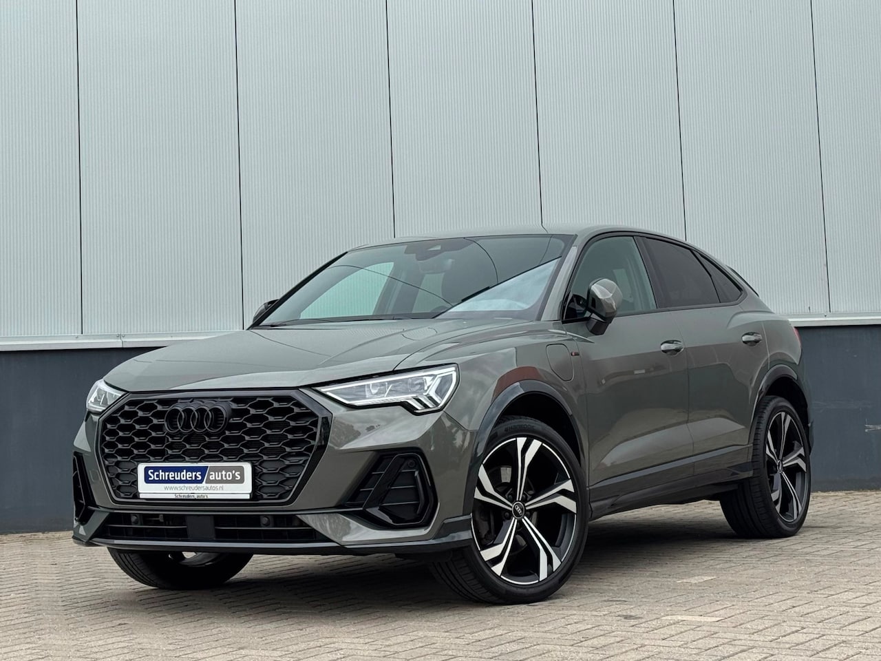 Audi Q3 Sportback - 45 TFSI e S Hybrid S-Line Black Edition. Chronos Grey - AutoWereld.nl