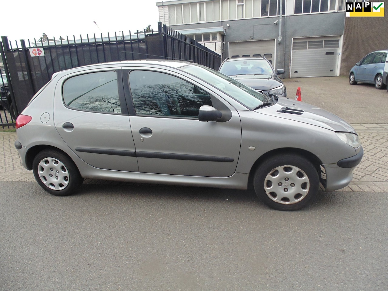 Peugeot 206 - 1.4 XT automaat 5 deurs - AutoWereld.nl