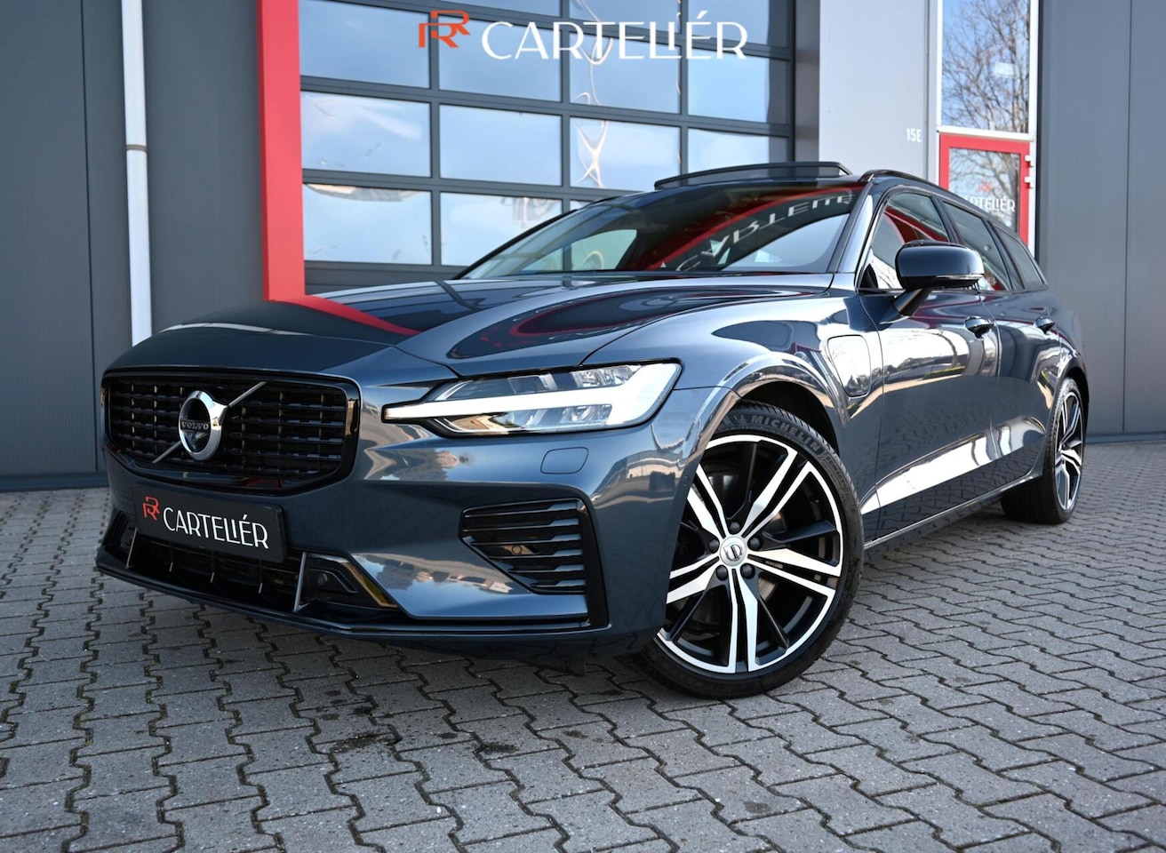 Volvo V60 - 2.0 T8 Recharge AWD R-Design | Pano | 360 | ACC | Keyless | Memory | H&K | LED | Head-Up | - AutoWereld.nl