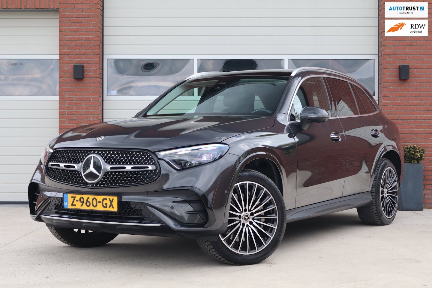 Mercedes-Benz GLC-klasse - 300e 4MATIC AMG Line Panoramadak - Burmester - Wegklapbare trekhaak - 360 view - Keyless - - AutoWereld.nl