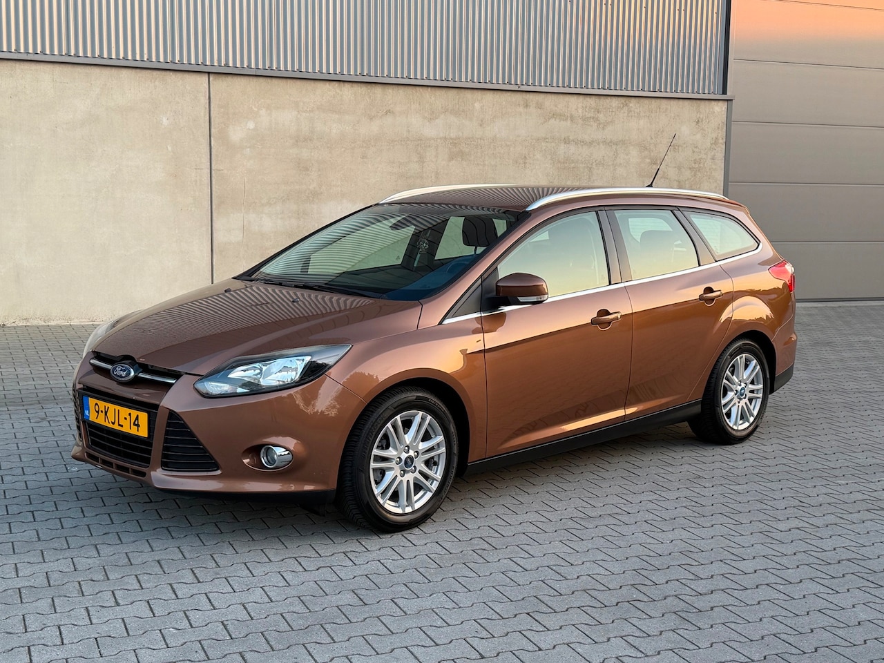 Ford Focus Wagon - 1.0 EcoBoost Titanium APK 04-05-2027+NAVIGATIE+CRUISE+PDC+TREKHAAK - AutoWereld.nl