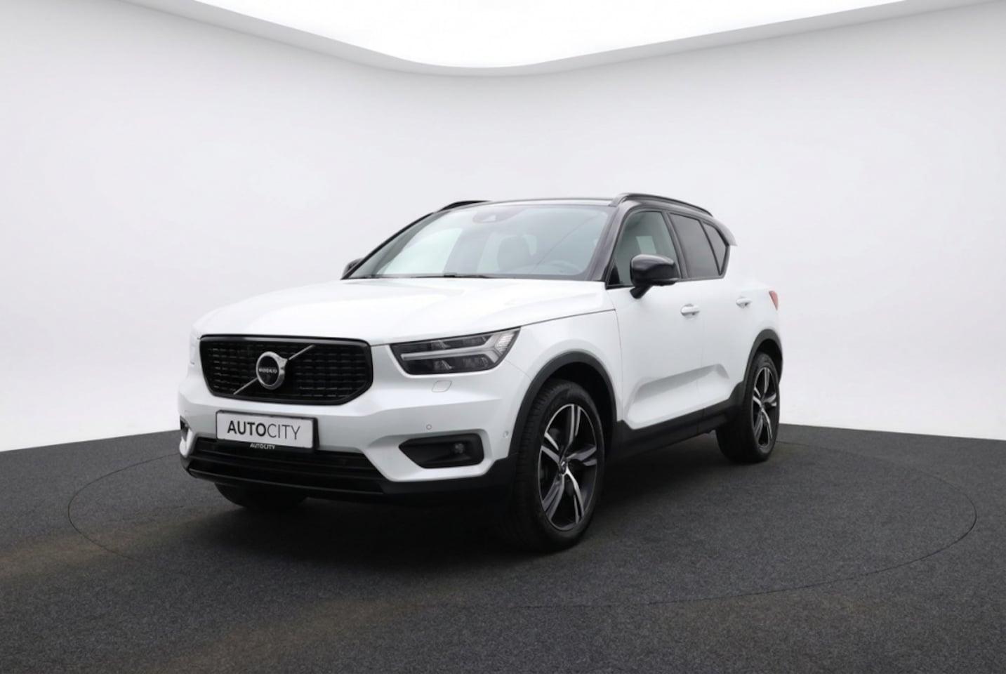 Volvo XC40 - 2.0 B4 R Design Leder l 360 Camera l Harman l Adaptive l VOL OPT - AutoWereld.nl
