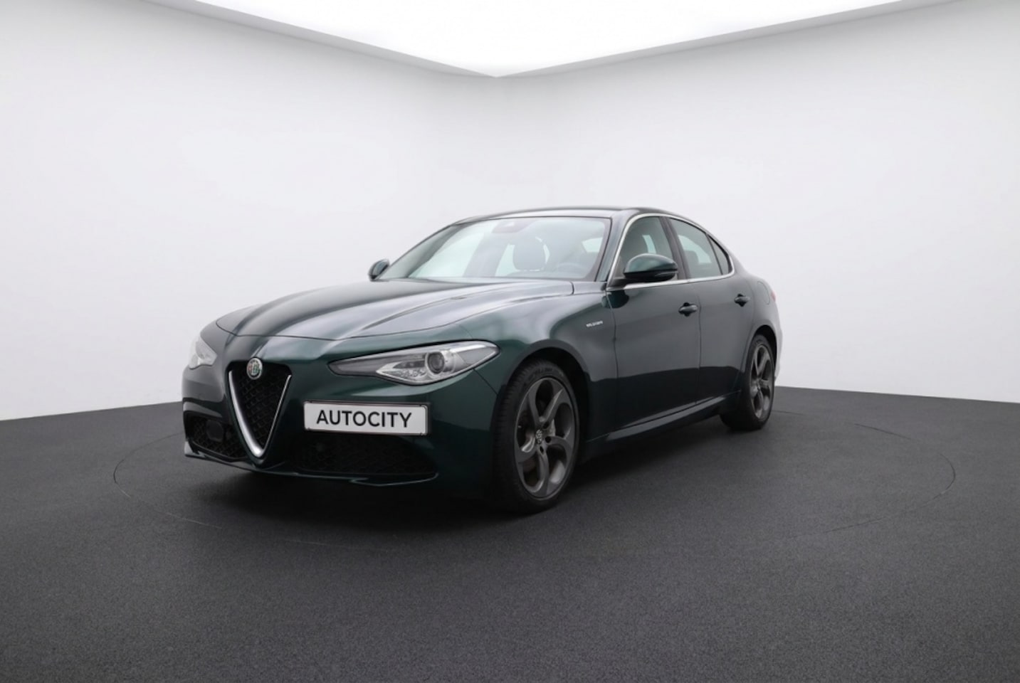 Alfa Romeo Giulia - 2.0 Super Zelena Racing Green l Leder l Camera l - AutoWereld.nl