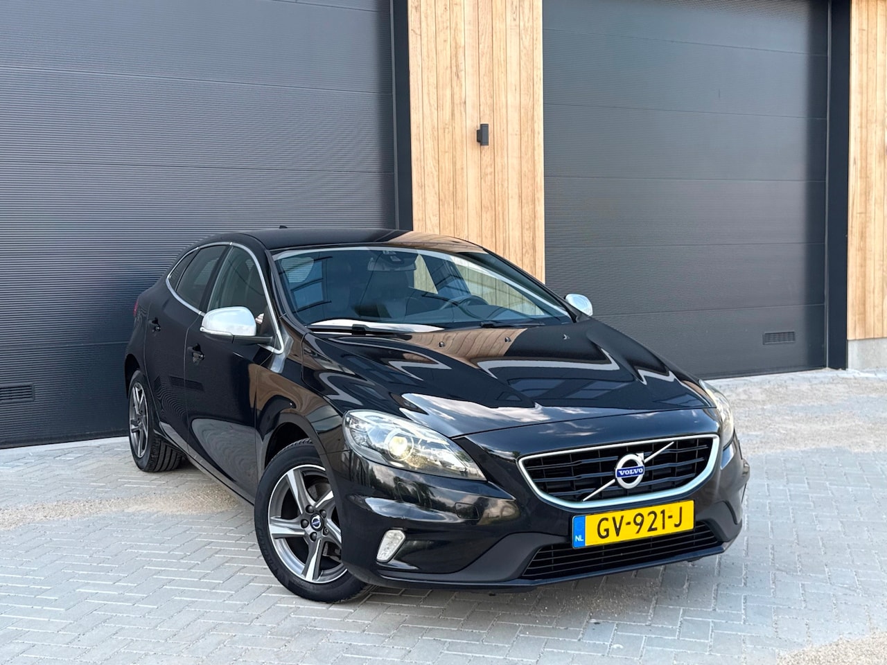 Volvo V40 - 2.0 D2 R-Design (bj 2015) XENON|EURO6|NAVI|LEER - AutoWereld.nl