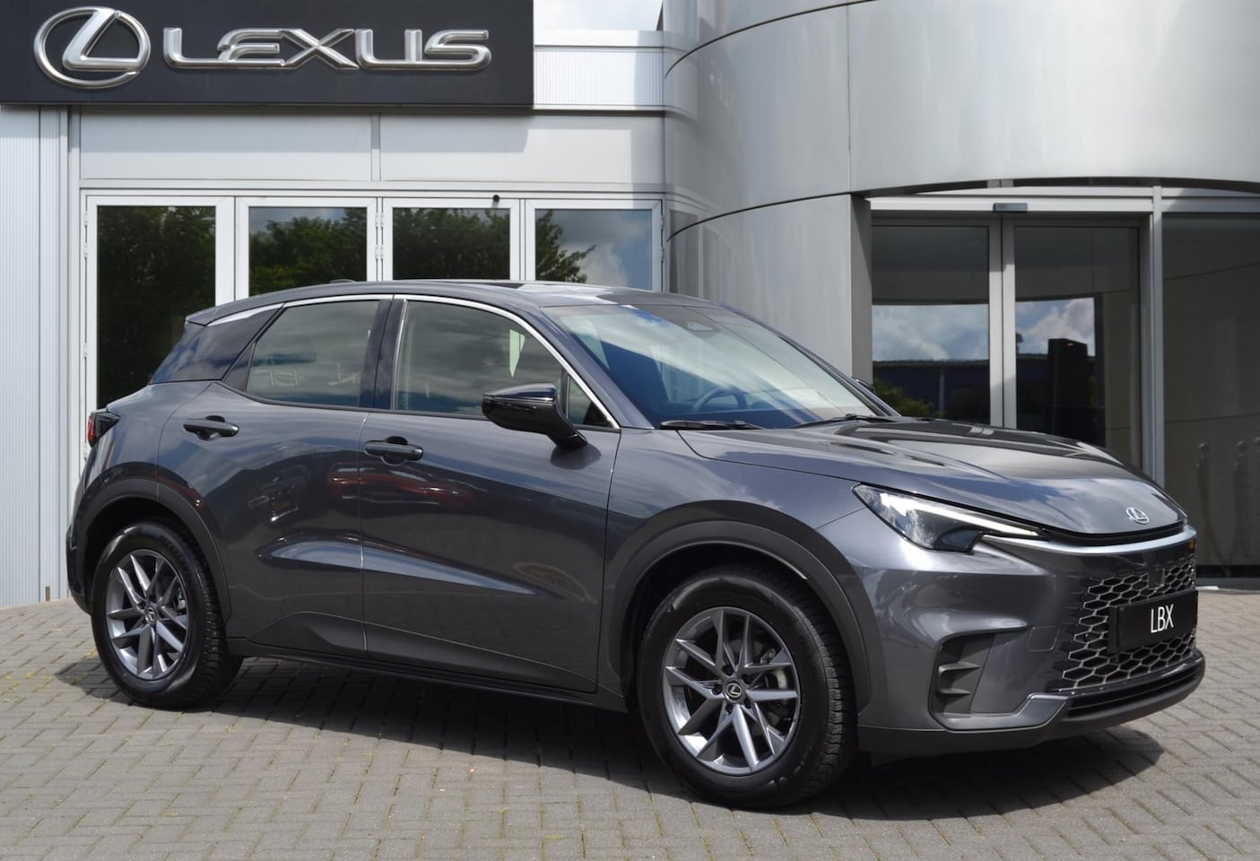 Lexus LBX - 2WD STOELVERW STUURVERW PARK-SENSOR BLIND-SPOT CARPLAY LENDESTEUN - AutoWereld.nl