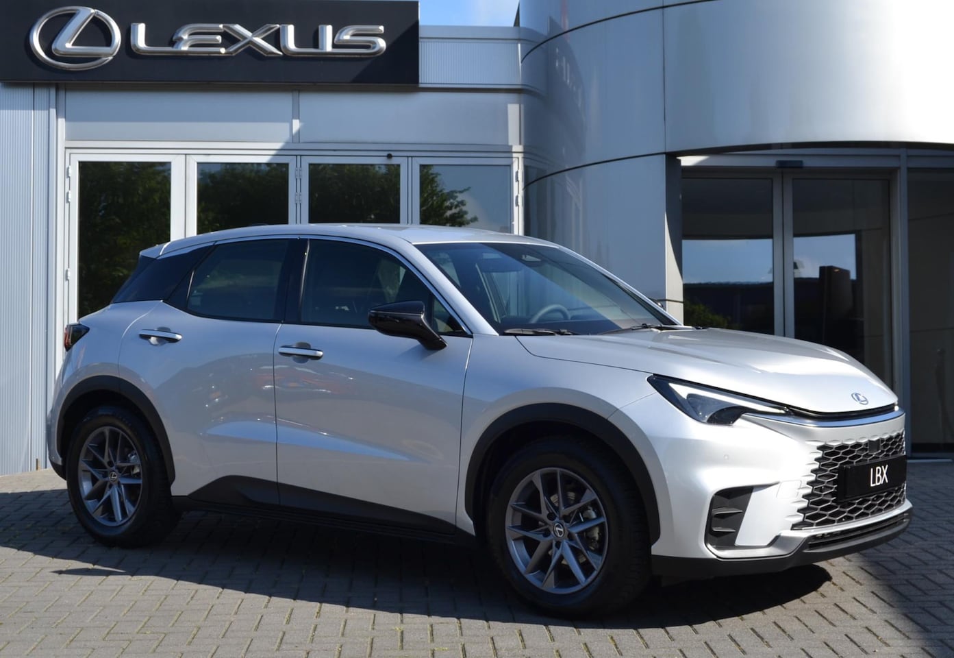 Lexus LBX - 2WD STOELVERW STUURVERW PARK-SENSOR BLIND-SPOT CARPLAY LENDESTEUN - AutoWereld.nl