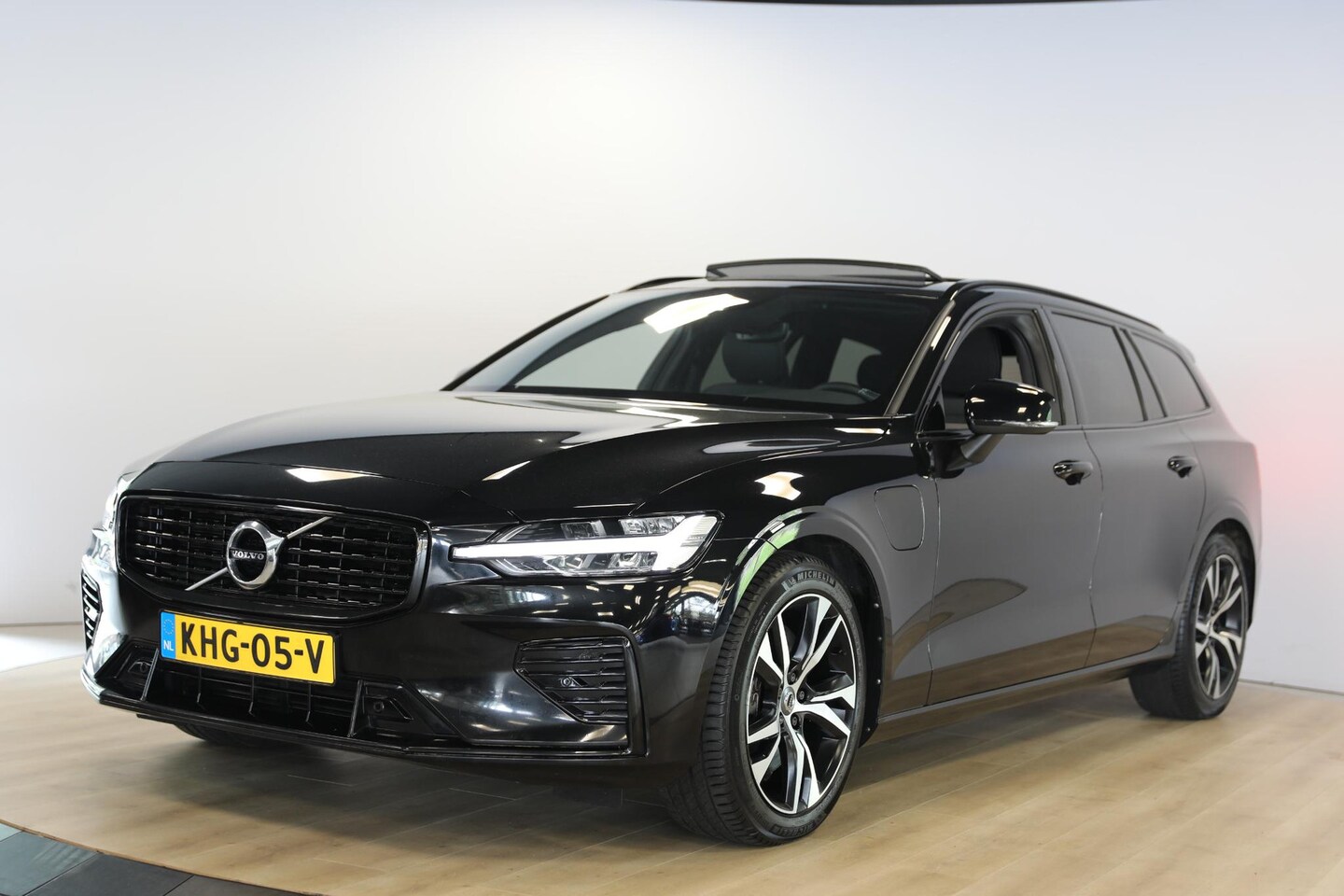 Volvo V60 - 2.0 T6 Recharge AWD R-Design | Schuif- kanteldak | Elektrische trekhaak | Harman/Kardon - AutoWereld.nl