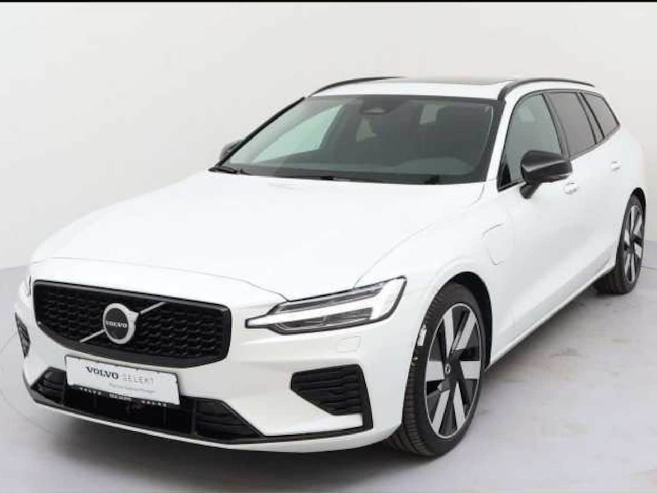 Volvo V60 - 2.0 T8 Plug-in hybrid AWD Plus Dark ** LEDER, PANO, 360gr, 19-inch LMV, WINTER, MEMORY ** - AutoWereld.nl